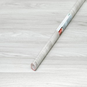 Rolka folii samoprzylepnej t.b.t. z efektem drewna na jasnym tle.