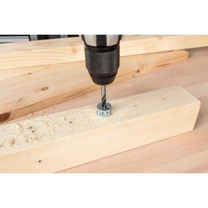 Zestaw ograniczników głębokości Wolfcraft w użyciu: Wiercenie z ograniczeniem głębokości w drewnie. Uniwersalny, 3-częściowy, Ø 6/8/10 mm.