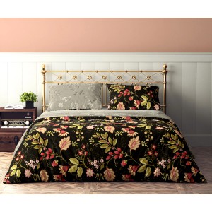 Komplet pościeli z kwiatowym wzorem na czarnym tle.