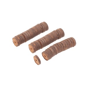 Trzy stosy brązowych krążków torfowych do rozsady, artykuły ogrodnicze.