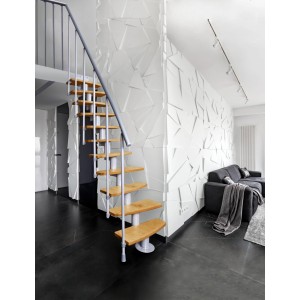 Nowoczesne schody z drewnianymi stopniami i szarą barierką na tle białej ściany.