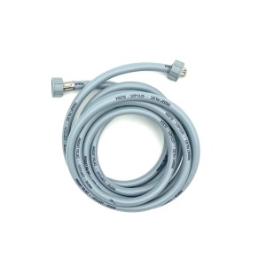 Szary wąż do pralki ze złączkami.