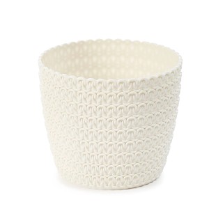 Kremowa osłonka na doniczkę t.b.t. z wzorem dzianiny do roślin domowych.