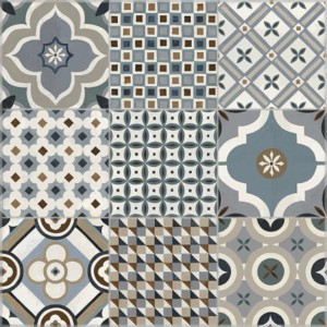 Dekoracyjna płytka podłogowa z kwiatowymi i geometrycznymi wzorami w odcieniach niebieskiego, szarego i brązowego.