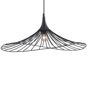 Czarna lampa wisząca t.b.t. z delikatnym, drucianym kloszem i żarówką.