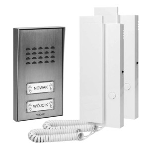 Domofon t.b.t. z trzema białymi słuchawkami i srebrną stacją zewnętrzną.