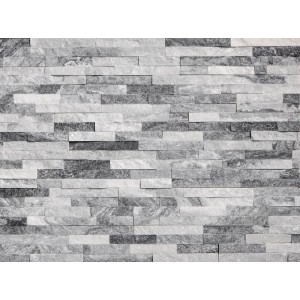 Ściana z szarych kamieni dekoracyjnych i klinkierów t.b.t. w formacie poziomym.