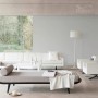 Jasny salon z farbą na ścianach. Skandynawski design z sofą, fotelami i lampą podłogową.