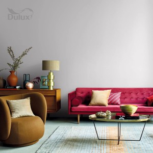 Pokój dzienny z farbą do ścian t.b.t. firmy Dulux, w połączeniu z meblami w odcieniach brązu i czerwieni.