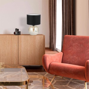 Dekoracyjna lampa stołowa z czarnym abażurem i srebrną podstawą.