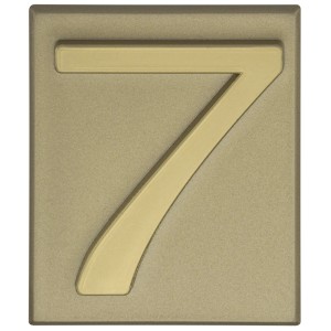 Złoty numer domu 7 na kwadratowej płytce do montażu na ścianie.