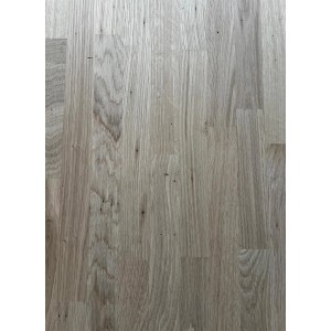 Zbliżenie jasnego, drewnianego blatu kuchennego.