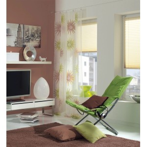 Zestaw linek napinających Gardinia Race chrom 5 m przed oknem z wzorzystą zasłoną.