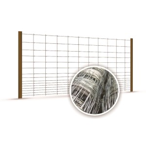 Ogrodzenie z siatki drucianej ze słupkami drewnianymi i zbliżenie rolki drutu.