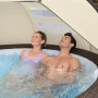 Zadaszenie przeciwsłoneczne Bestway LAY-Z-SPA nad wanną z hydromasażem z parą. Ochrona przed słońcem z filtrem UV.