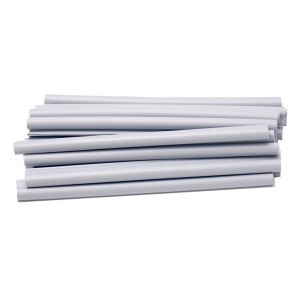 Stos szarych mat ogrodzeniowych t.b.t. zapewniających prywatność w ogrodzie.