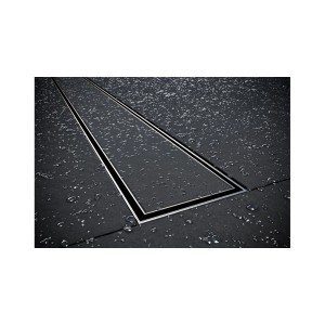 Odpływ liniowy prysznicowy t.b.t. ze stali nierdzewnej wbudowany w ciemną podłogę z płytek, z wodą.