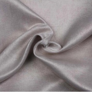 Zbliżenie połyskującej tkaniny na zasłony i firany t.b.t.