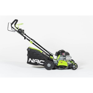 Kosiarka spalinowa NAC, widok z boku. Kosiarka z koszem na trawę, czarno-zielona.