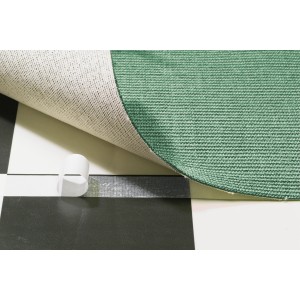 Taśma do podłóg LUX mocuje zielony dywan na wzorze szachownicy.