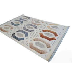 Wzorzysty dywan z krótkim włosiem o geometrycznych kształtach w kolorze beżowym, brązowym i niebieskim.