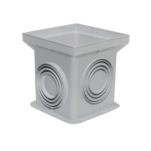 Szara studzienka kontrolna do odwadniania liniowego z okrągłymi przyłączami.