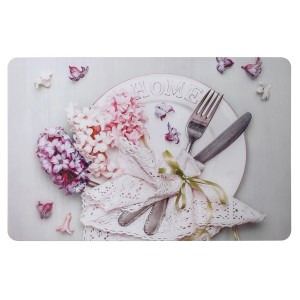 Obrus z talerzem, sztućcami i motywem kwiatowym.