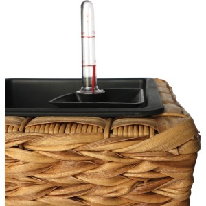 Zbliżenie naturalnej donicy ze wskaźnikiem poziomu wody. Kwadratowa donica z polyrattanu.