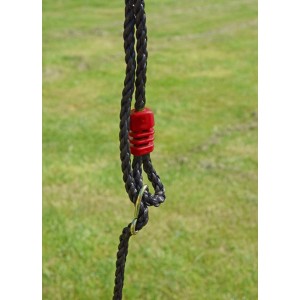 Zbliżenie zawieszenia linowego na plac zabaw.