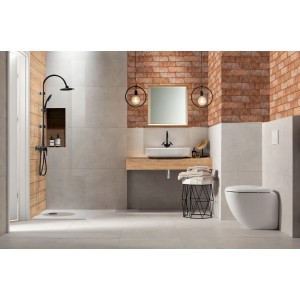 Nowoczesna łazienka z szarymi płytkami ściennymi t.b.t. i ścianą akcentującą imitującą cegłę.