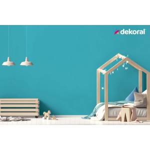 Pokój dziecięcy z turkusową ścianą (t.b.t.) i logo Dekoral.