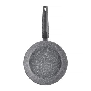 Szara patelnia z marmurkową powłoką nieprzywierającą i uchwytem.