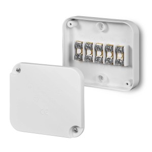 Biała puszka instalacyjna do suchej zabudowy z otwartą pokrywą i zaciskami.