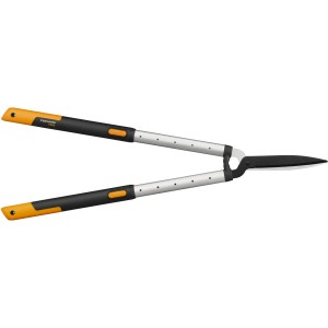 Teleskopowe nożyce do żywopłotu Fiskars SmartFit HS86 z ostrzami stalowymi i regulowanymi uchwytami.