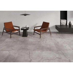 t.b.t. szare płytki podłogowe z efektem marmuru w salonie.