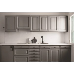 Szara kuchnia z szafkami wiszącymi i zlewem. Farby do kuchni t.b.t.