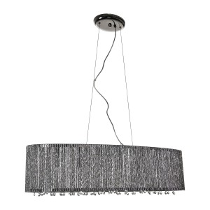 Nowoczesna lampa wisząca ze srebrnymi ozdobnymi nićmi i kryształowymi zawieszkami.