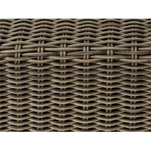 Zbliżenie na ręcznie plecioną rattanową plecionkę narożnego fotela Stratford w kolorze Nature Dark.