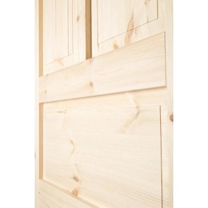 Zbliżenie jasnych drewnianych drzwi (t.b.t.) z ramą, odpowiednie jako drzwi wewnętrzne.