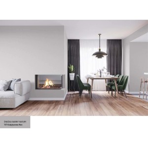 Pokój dzienny z farbą ścienną. Farby ścienne t.b.t. w nowoczesnym salonie z kominkiem i jadalnią.