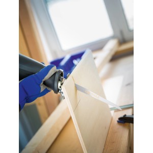 Brzeszczot LUX w użyciu: cięcie drewna piłą szablastą. Idealny do precyzyjnych cięć w drewnie i plastiku.