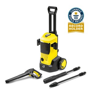 Żółta myjka ciśnieniowa z akcesoriami. Idealna do prac porządkowych wokół domu.