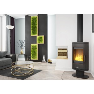 Nowoczesny salon z czarnym kominkiem i zielonymi elementami ściennymi.