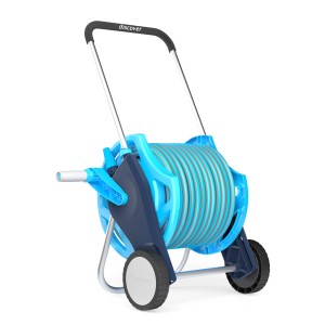 Niebieski wózek na wąż z wężem na kółkach do ogrodu.