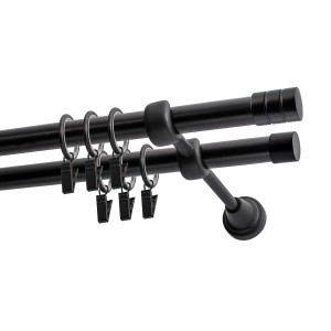 Czarny, podwójny karnisz z pierścieniami i haczykami do zasłon.