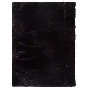 Czarny, prostokątny dywan z długim włosiem.