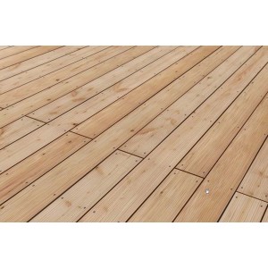 Jasne t.b.t. deski tarasowe z drewna ułożone w klasycznym stylu.