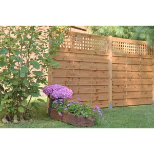 Drewniany płot t.b.t. ze skrzynką na kwiaty w ogrodzie, widok