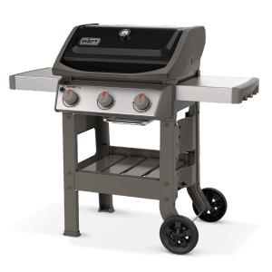Grill gazowy Weber Spirit II ze stolikami bocznymi i kółkami.