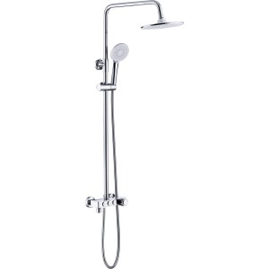 Chromowana kolumna prysznicowa z deszczownicą i słuchawką dla komfortowego prysznica.